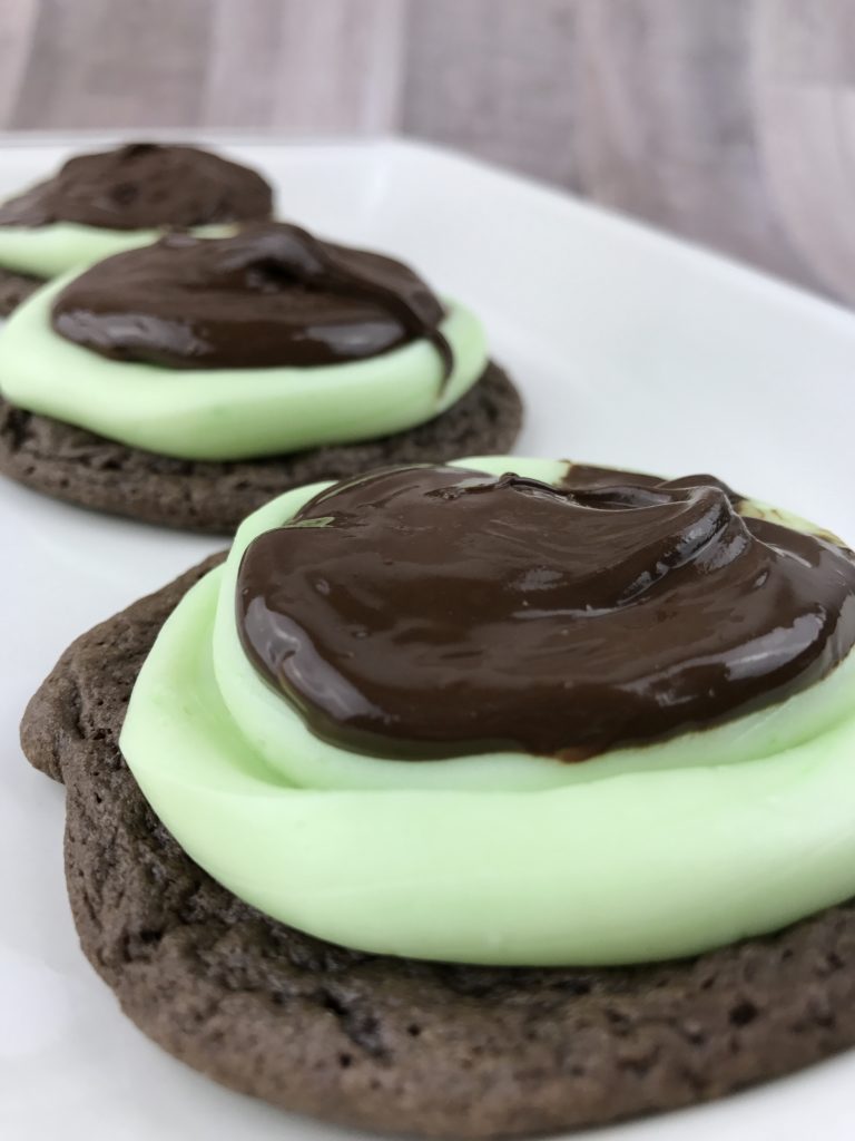 Grasshopper Cookies – moist and thick chocolate cookies covered in fluffy mint frosting and topped with a rich chocolate ganache! 