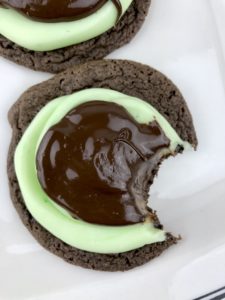 Grasshopper Cookies – moist and thick chocolate cookies covered in fluffy mint frosting and topped with a rich chocolate ganache! 