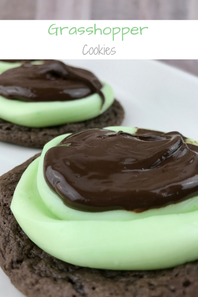 Grasshopper Cookies – moist and thick chocolate cookies covered in fluffy mint frosting and topped with a rich chocolate ganache! 