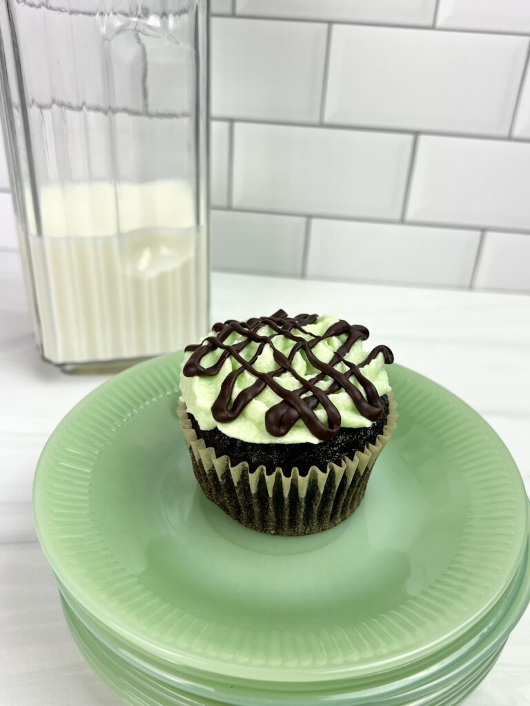 Mint Chocolate Cupcakes – moist and chocolatey cupcakes covered in fluffy mint frosting and topped with a rich chocolate ganache! 