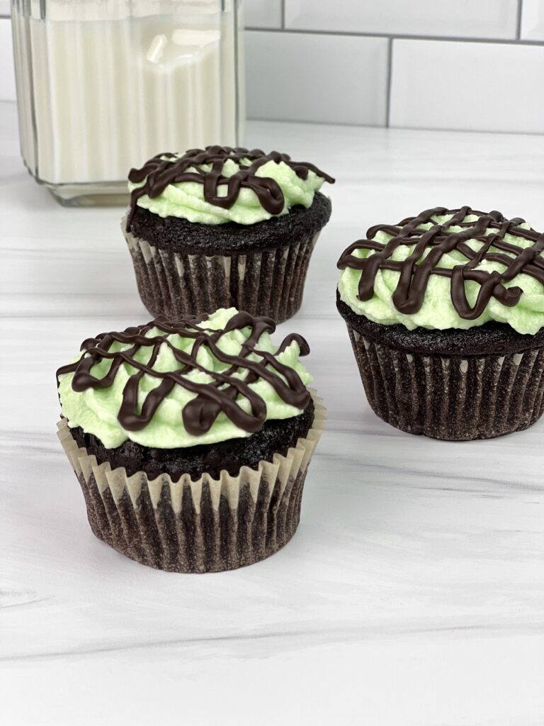 Mint Chocolate Cupcakes – moist and chocolatey cupcakes covered in fluffy mint frosting and topped with a rich chocolate ganache! 